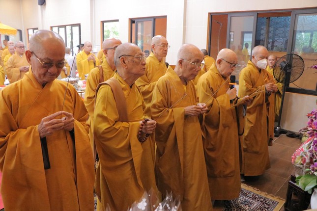 Chư tôn đức dâng hương tưởng niệm