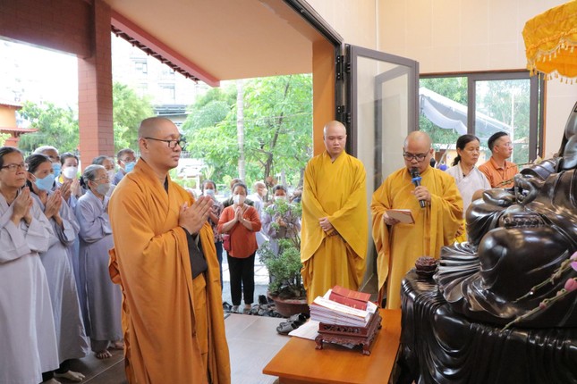 Đại đức Thích Minh Thuận, trụ trì tịnh thất An Hoà đại diện môn đồ pháp quyến dâng lời tác bạch