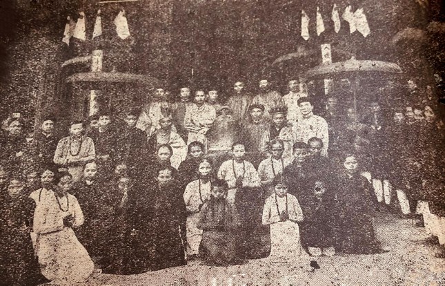 Ảnh chụp với lãnh đạo tỉnh đương thời, nhân dịp hoàng hậu Nam Phương, vợ vua Bảo Đại cúng dường đại hồng chung - Ảnh: Đồng Tri