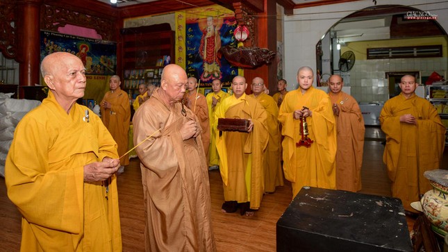 Chư Tăng đảnh lễ lịch đại Tổ sư tại Tổ đường chùa Đức Phú