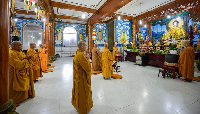 Niêm hương bạch Phật, đảnh lễ Tam bảo