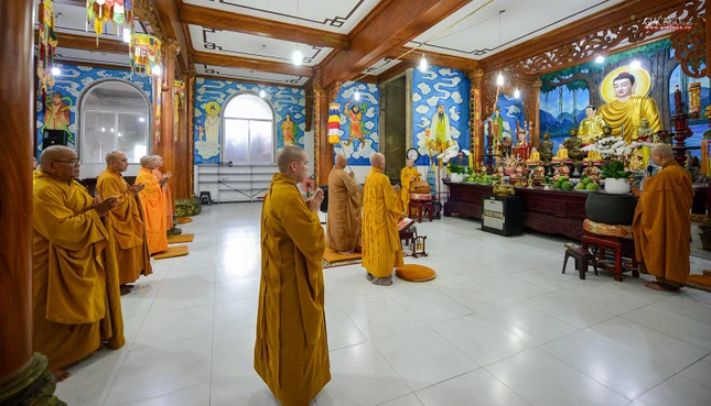 Niêm hương bạch Phật, đảnh lễ Tam bảo Niêm hương bạch Phật, đảnh lễ Tam bảo