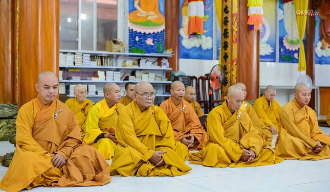 Nếu có ai phạm giới thì ra trước chúng Tăng xin sám hối để các tỷ-kheo đều được ở yên lâu dài trong giới thanh tịnh