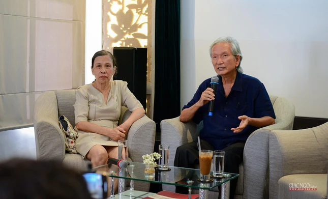 Tiến sĩ Bùi Trân Phượng và nhà nghiên cứu Trần Đình Sơn giải đáp những thắc mắc của khán thính giả