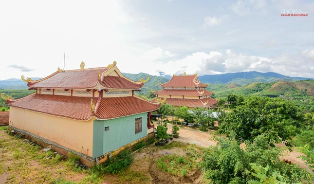 Chùa Hưng Khánh thường xuyên tổ chức các khóa tu "Tịnh độ đạo tràng" hàng tháng cho bà con dân tộc ít người ở tỉnh Kon Tum. Những ngày lễ Tết, số lượng khách hành hương tham quan, chiêm bái lên tới hàng ngàn người Chùa Hưng Khánh thường xuyên tổ chức các khóa tu "Tịnh độ đạo tràng" hàng tháng cho bà con dân tộc ít người ở tỉnh Kon Tum. Những ngày lễ Tết, số lượng khách hành hương tham quan, chiêm bái lên tới hàng ngàn người