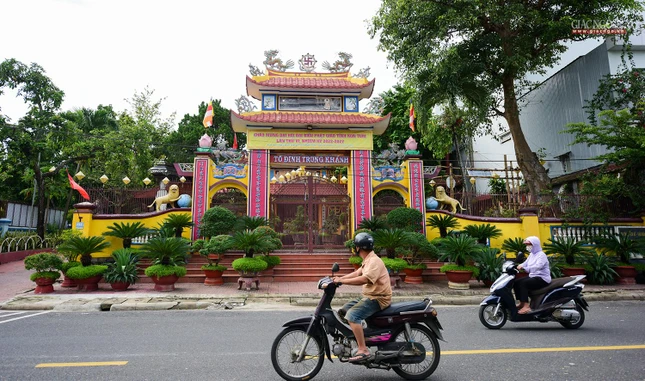 Di tích lịch sử văn hóa cấp tỉnh này tọa lạc tại số 288 Trần Hưng Đạo, thành phố Kon Tum. Chùa Trung Khánh là nơi nuôi dưỡng các chiến sĩ cách mạng và là vùng căn cứ phục vụ cho chiến dịch tổng tiến công và nổi dậy Tết Mậu Thân - năm 1968 Di tích lịch sử văn hóa cấp tỉnh này tọa lạc tại số 288 Trần Hưng Đạo, thành phố Kon Tum. Chùa Trung Khánh là nơi nuôi dưỡng các chiến sĩ cách mạng và là vùng căn cứ phục vụ cho chiến dịch tổng tiến công và nổi dậy Tết Mậu Thân - năm 1968