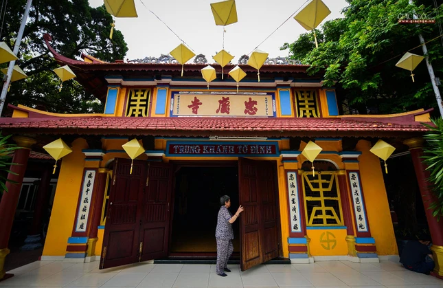 Chùa Trung Khánh được xây dựng từ những năm 40 của thế kỷ XX, là nơi tu niệm của người dân làng Trung Lương. Lúc đầu những người dân cùng góp công sức lấy tre nứa xây dựng chùa, đến năm 1950, trụ trì Thích Huệ Chiếu đã cho xây dựng khang trang lấy tên là "Trung Khánh tự” Chùa Trung Khánh được xây dựng từ những năm 40 của thế kỷ XX, là nơi tu niệm của người dân làng Trung Lương. Lúc đầu những người dân cùng góp công sức lấy tre nứa xây dựng chùa, đến năm 1950, trụ trì Thích Huệ Chiếu đã cho xây dựng khang trang lấy tên là "Trung Khánh tự”