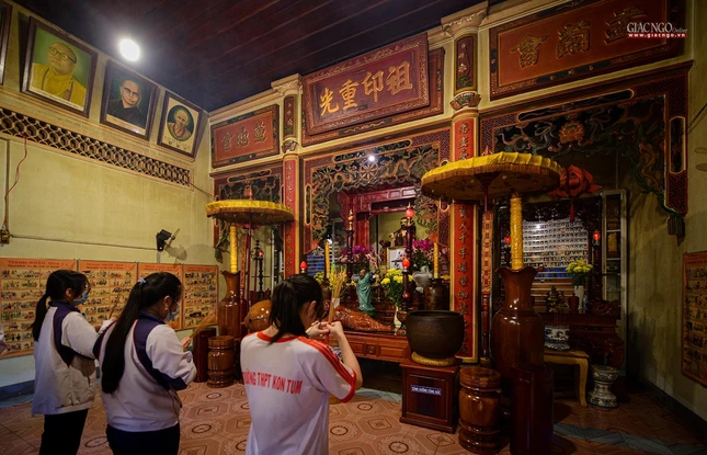 Đây là nơi mà rất nhiều người dân tỉnh Kon Tum đến chiêm bái và cầu nguyện. Một nhóm các em học sinh đang cầu nguyện cho kỳ thi của mình sắp diễn ra Đây là nơi mà rất nhiều người dân tỉnh Kon Tum đến chiêm bái và cầu nguyện. Một nhóm các em học sinh đang cầu nguyện cho kỳ thi của mình sắp diễn ra