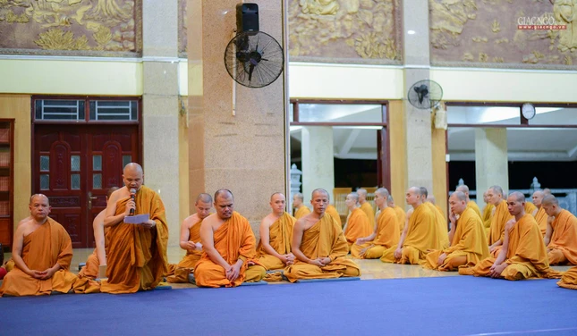 Thượng tọa Thích Giác Hoàng, Trưởng ban Quản chúng báo cáo lịch giảng trong thời gian diễn ra khóa tu