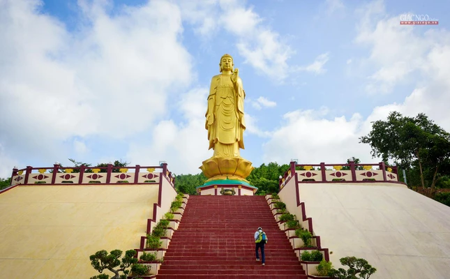 Tôn tượng Phật A Di Đà lộ thiên cao 24 m nổi bật giữa nền trời xanh Tôn tượng Phật A Di Đà lộ thiên cao 24 m nổi bật giữa nền trời xanh