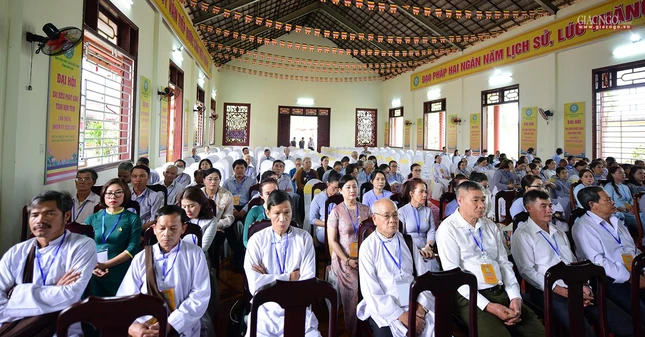 Phật tử lắng nghe tham luận Phật tử lắng nghe tham luận