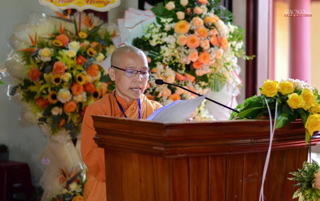 Sư cô Thích nữ Liên Nhân, Trưởng ban Từ thiện - Xã hội trình bày tham luận về công tác từ thiện xã hội của Phật giáo tỉnh Kon Tum Sư cô Thích nữ Liên Nhân, Trưởng ban Từ thiện - Xã hội trình bày tham luận về công tác từ thiện xã hội của Phật giáo tỉnh Kon Tum