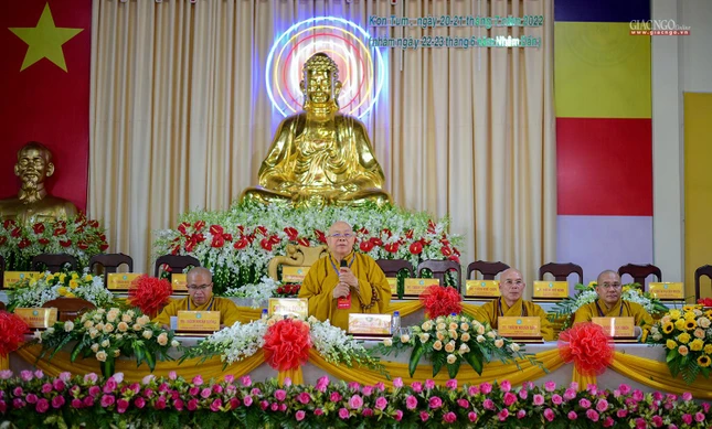 Hòa thượng Thích Quảng Xả lấy ý kiến biểu quyết của đại biểu Hòa thượng Thích Quảng Xả lấy ý kiến biểu quyết của đại biểu