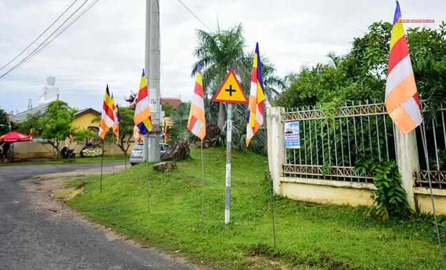 Cờ Phật giáo trên lối vào hội trường chính diễn ra Đại hội