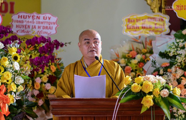 Đại đức Thích Nhuận Pháp, Phó Thư ký kiêm Chánh Văn phòng báo cáo dự thảo tổng kết công tác Phật sự trong khóa V và phương hướng hoạt động Phật sự nhiệm kỳ VI (2022-2027)