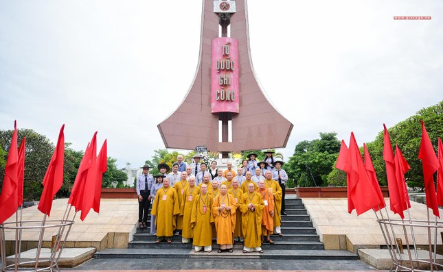 Chư tôn đức tại Đài Tưởng niệm Nghĩa trang Liệt sĩ tỉnh Kon Tum Chư tôn đức tại Đài Tưởng niệm Nghĩa trang Liệt sĩ tỉnh Kon Tum