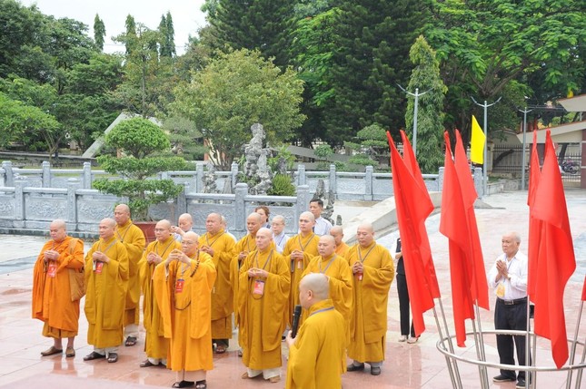 Chư tôn đức dâng hương tưởng niệm Chư tôn đức dâng hương tưởng niệm