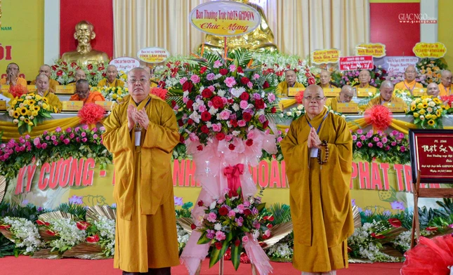 Ban Thường trực Hội đồng Trị sự GHPGVN tặng hoa chúc mừng đại hội