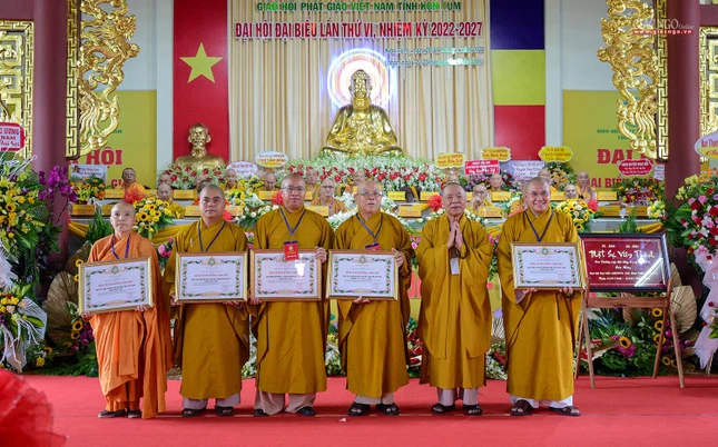 Bằng khen của Trung ương Giáo hội đến tập thể Ban Trị sự Phật giáo tỉnh Kon Tum khóa V