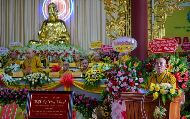 Thượng tọa Thích Nhuận Bảo thay mặt Ban Trị sự Phật giáo tỉnh Kon Tum khóa V tuyên bố mãn nhiệm