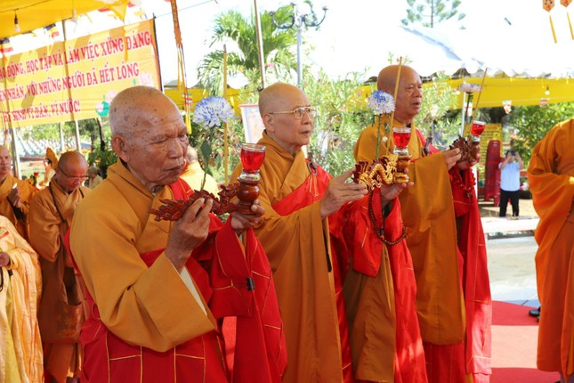 Chư tôn đức thực hiện nghi thức dâng hương