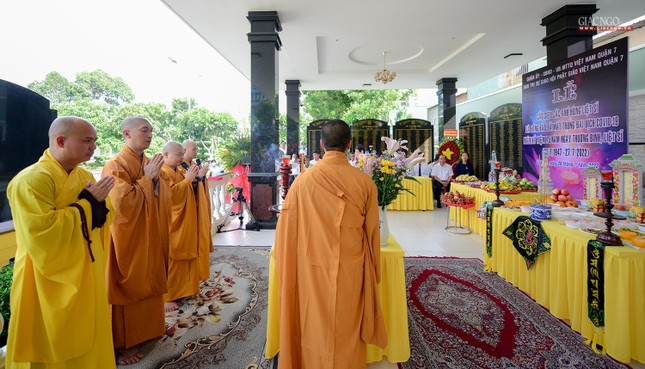 Chư tôn đức thực hiện nghi lễ cầu siêu