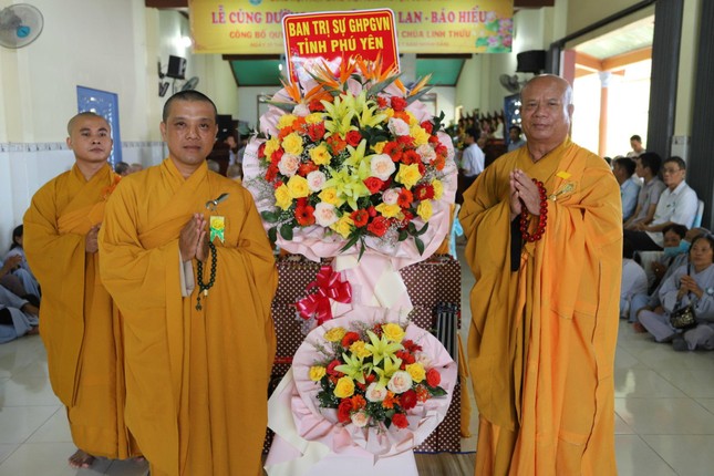 Lẵng hoa chúc mừng của Ban Trị sự Phật giáo Phú Yên