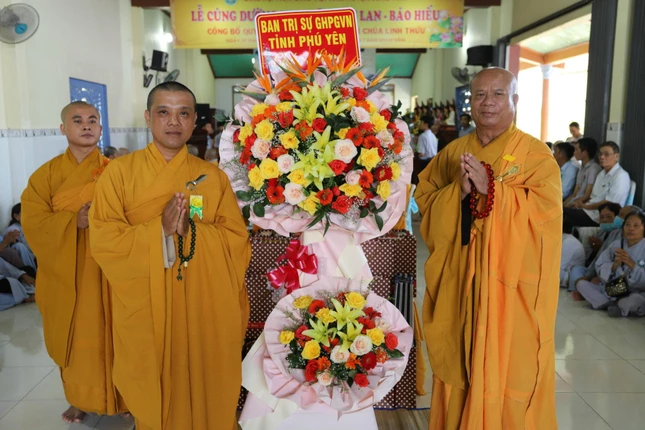 Lẵng hoa chúc mừng của Ban Trị sự Phật giáo Phú Yên