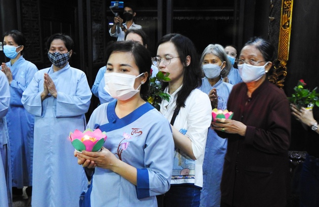 Phật tử lắng đọng tâm tư, nhớ nghĩ về công lao của cha mẹ