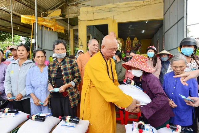 Thượng tọa Thích Thiện Từ trao các phần quà đến người dân khó khăn