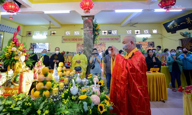 Thượng tọa Thích Huệ Công dâng trầm hương cúng dường Phật Thượng tọa Thích Huệ Công dâng trầm hương cúng dường Phật