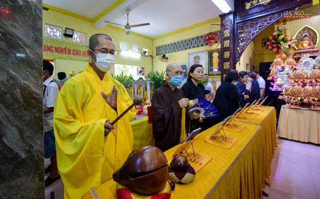 Chư Tăng tụng kinh cầu siêu cho các hương linh được siêu thoát về nhàn cảnh Chư Tăng tụng kinh cầu siêu cho các hương linh được siêu thoát về nhàn cảnh