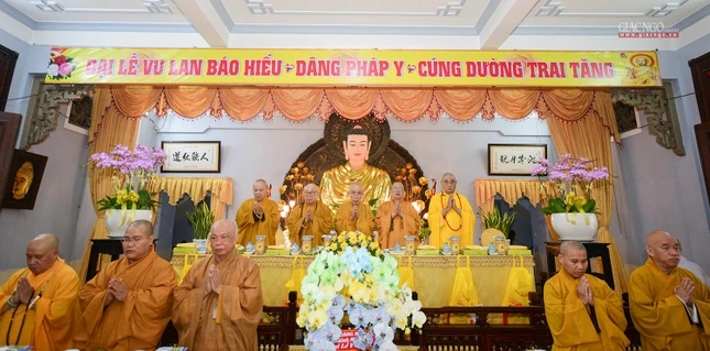 Chư tôn đức niệm Phật cầu nguyện