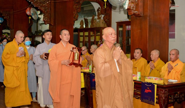 Thượng tọa Thích Thiện Từ hướng dẫn Phật tử dâng y cúng dường