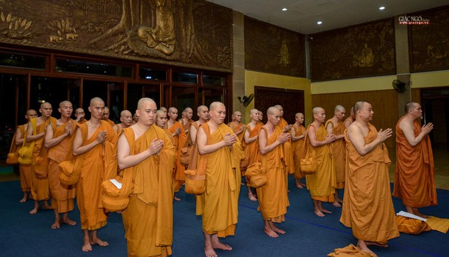 Các giới tử trang nghiêm, thanh tịnh chuẩn bị đón nhận giới pháp