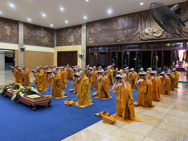 Các giới tử thọ lãnh y bát, trở thành một vị Tỳ-kheo đệ tử Phật