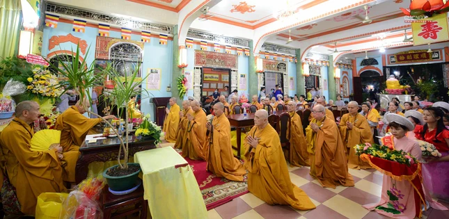 Đại chúng đảnh lễ khánh tuế nhị vị Hòa thượng chứng minh