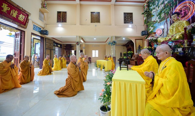 Thượng tọa Thích Hoằng Ninh hướng dẫn các hành giả đảnh lễ khánh tuế các vị Hòa thượng