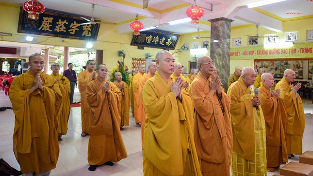 Niêm hương bạch Phật