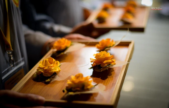 Bông hồng màu vàng thường dành cho các vị tu sĩ để nói lên tinh thần đúng nghĩa của mùa Vu lan là sự giải thoát Bông hồng màu vàng thường dành cho các vị tu sĩ để nói lên tinh thần đúng nghĩa của mùa Vu lan là sự giải thoát