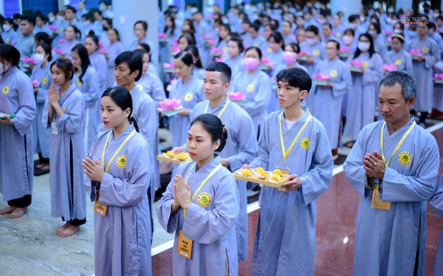 Sau khi thực hiện khóa lễ tụng kinh Vu lan báo hiếu, các Phật tử cài hoa cúng dường chư Tăng