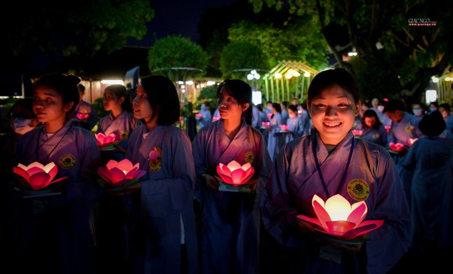 Nụ cười nở trên môi của một cô gái trẻ khi được tham gia thắp nến