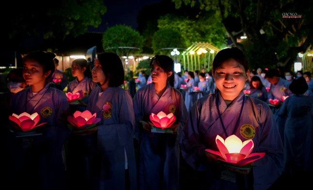 Nụ cười nở trên môi của một cô gái trẻ khi được tham gia thắp nến Nụ cười nở trên môi của một cô gái trẻ khi được tham gia thắp nến