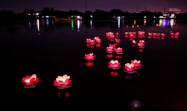 Số hoa đăng được thả xuống sông sau đó sẽ được chùa Diệu Pháp vớt lên nhằm đảm bảo không gây ô nhiễm môi trường Số hoa đăng được thả xuống sông sau đó sẽ được chùa Diệu Pháp vớt lên nhằm đảm bảo không gây ô nhiễm môi trường