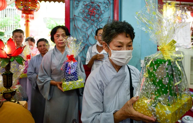 Dâng y cúng dường