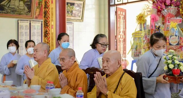 Dâng y cúng dường