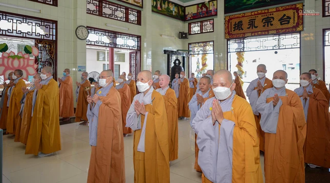 Đại chúng thực hiện nghi thức tụng kinh