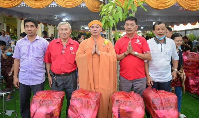 Trao tặng 300 phần quà đến bà con có hoàn cảnh khó khăn trên địa bàn xã Nhơn Đức, huyện Nhà Bè