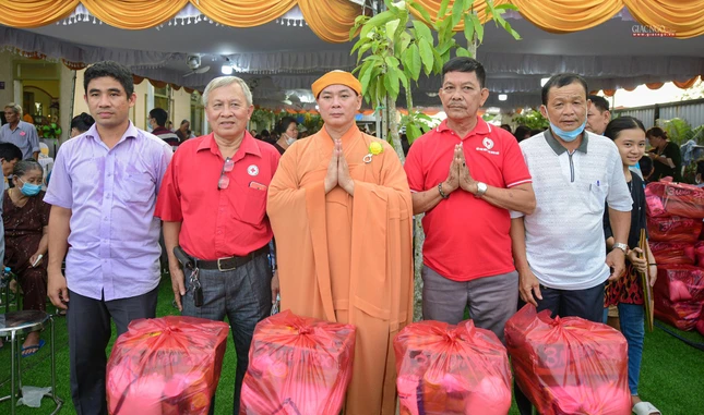 Trao tặng 300 phần quà đến bà con có hoàn cảnh khó khăn trên địa bàn xã Nhơn Đức, huyện Nhà Bè