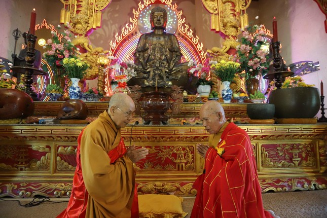 Nhị vị Hòa thượng đối thú an cư